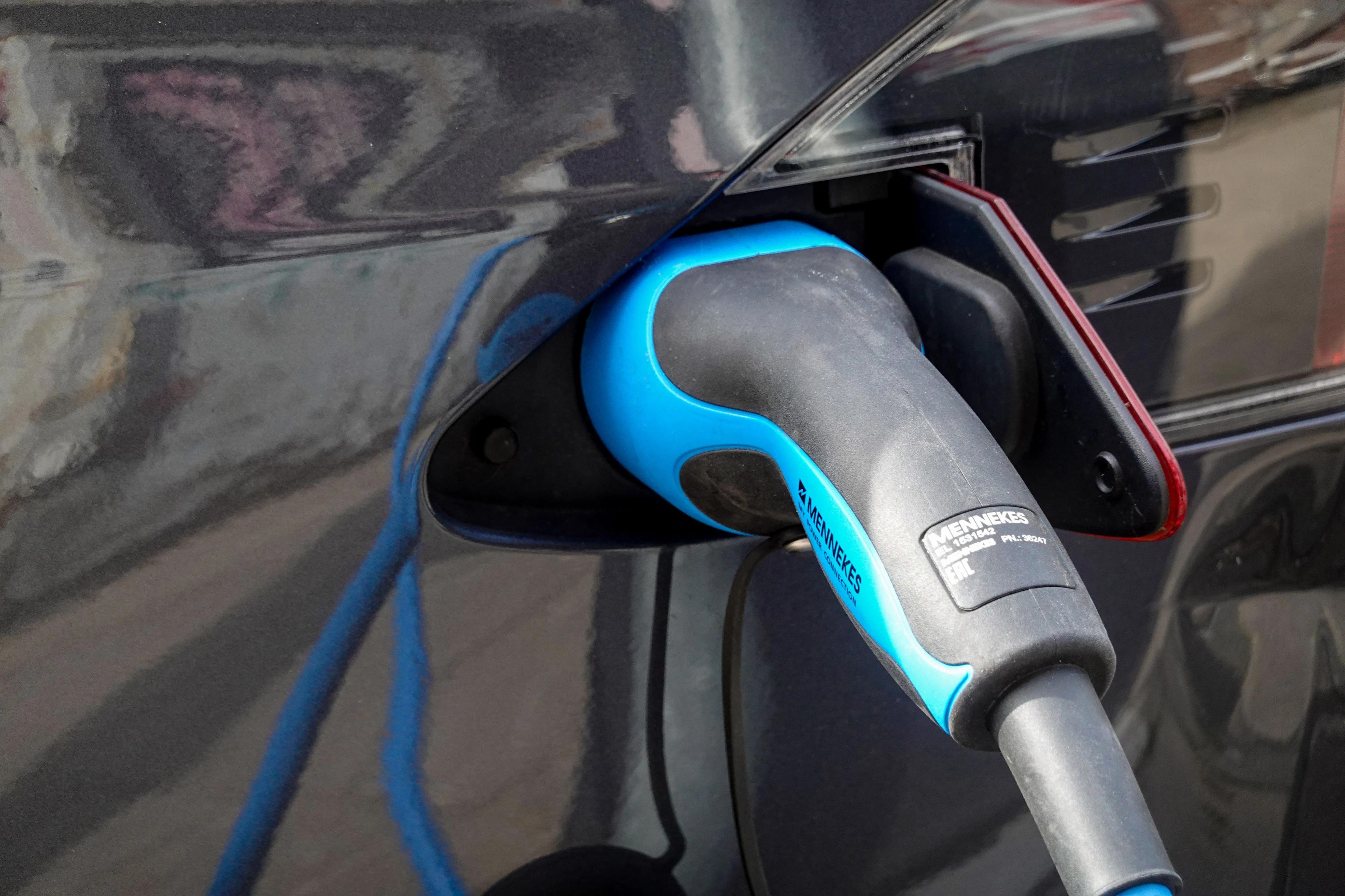 Mengenal e-Fuel Sintetis Mobil Hybrid 2026 Ramah Lingkungan