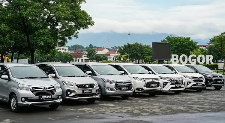 Mobil atau Motor? Panduan Anti-Galau Pilih Kendaraan Sewa Buat Liburan Maksimal!